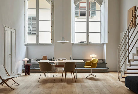 Pavilion bord AV19 fra &Tradition - Lakeret eg - Sort stel - Jacobsen Plus
