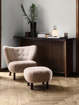 Little Petra inkl. skammel, Sheepskin Moonlight fra &Tradition - Valnød - Jacobsen Plus