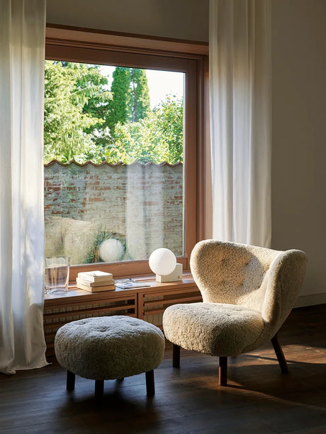 Little Petra inkl. skammel, Sheepskin Moonlight fra &Tradition - Valnød - Jacobsen Plus