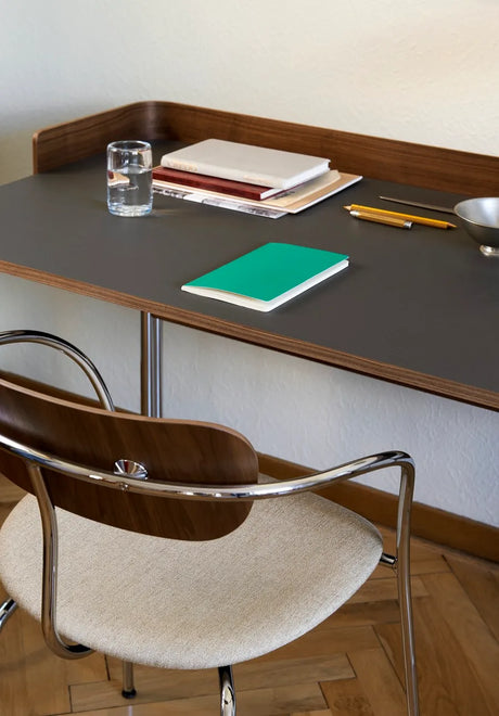 Pavilion Skrivebord AV17 fra &Tradition - Mushroom linoleum-eg finér - Jacobsen Plus