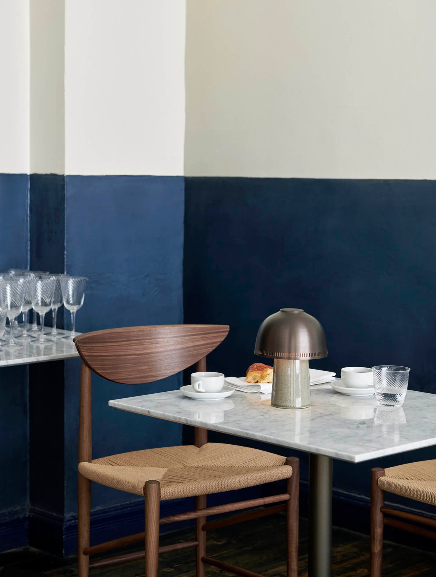 In Between Bord SK16, Bronzed stel fra &tradition