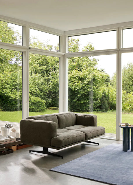 Inland AV22 sofa fra &Tradition - Clay 0011 - sort stel - Jacobsen Plus