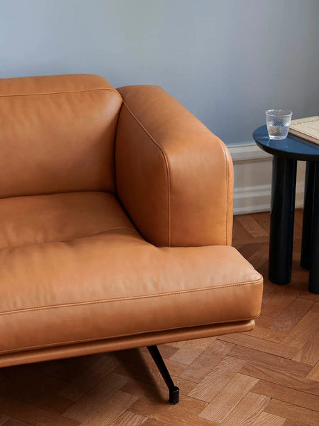 Inland AV23 Sofa fra &Tradition - Noble Cognac Læder - Jacobsen Plus