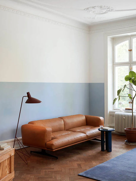 Inland AV23 Sofa fra &Tradition - Noble Cognac Læder - Jacobsen Plus