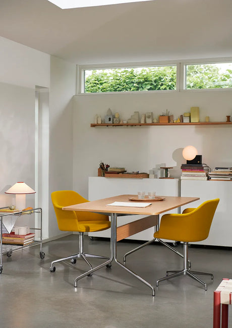 Pavilion Bord AV18 fra &Tradition - Lakeret eg - Krom stel - Jacobsen Plus