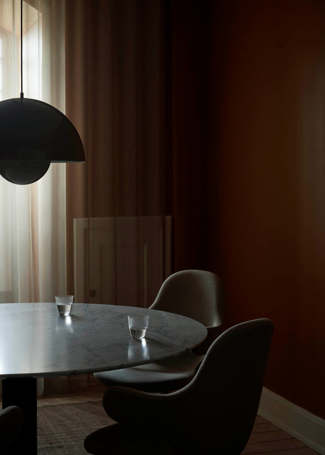 In Between Bord SK20, Bronzed stel fra &tradition