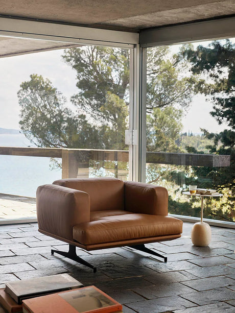 Inland AV21 Lounge Chair fra &Tradition - Noble Cognac Læder - Jacobsen Plus
