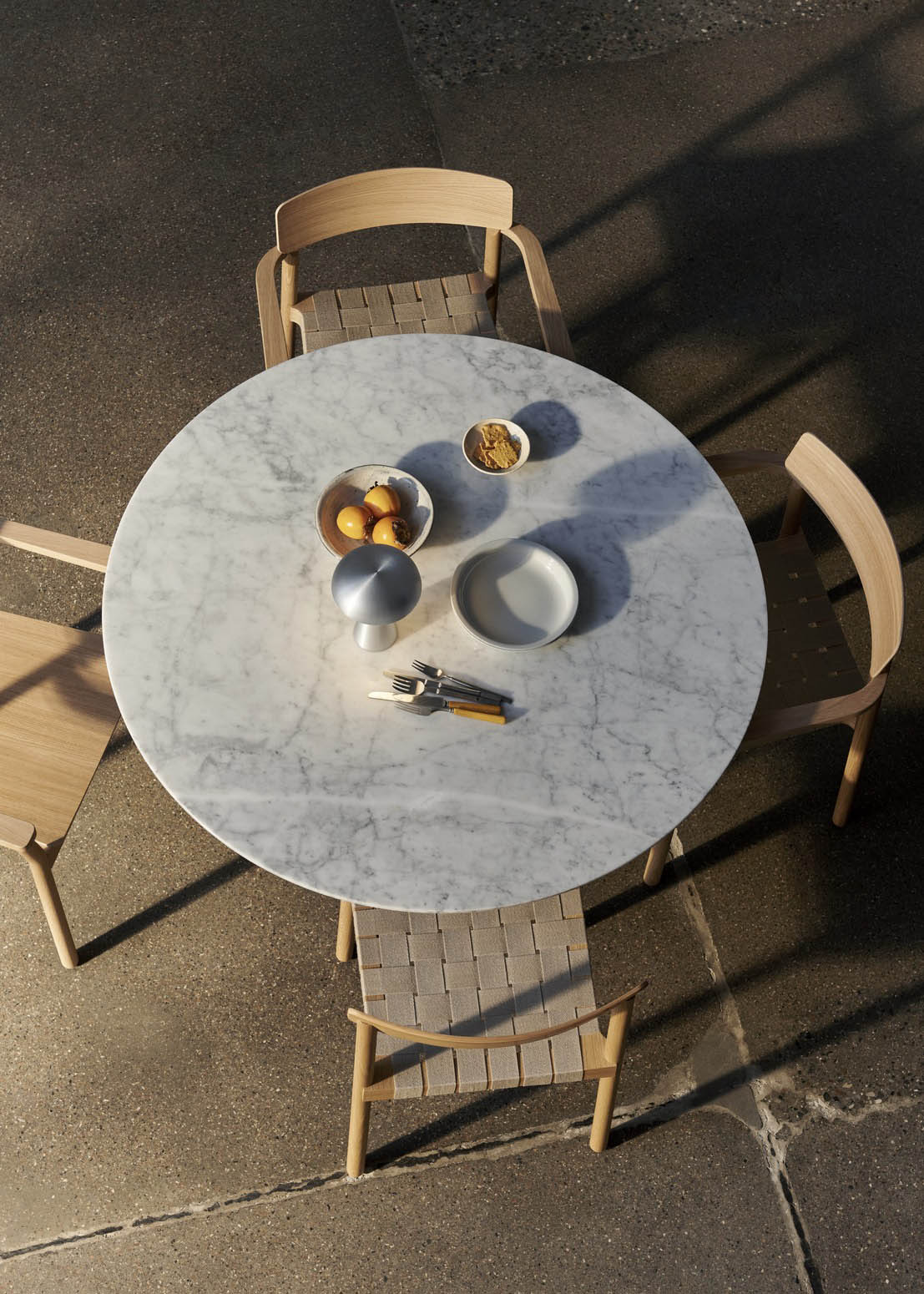 In Between Bord SK20, Bronzed stel fra &tradition