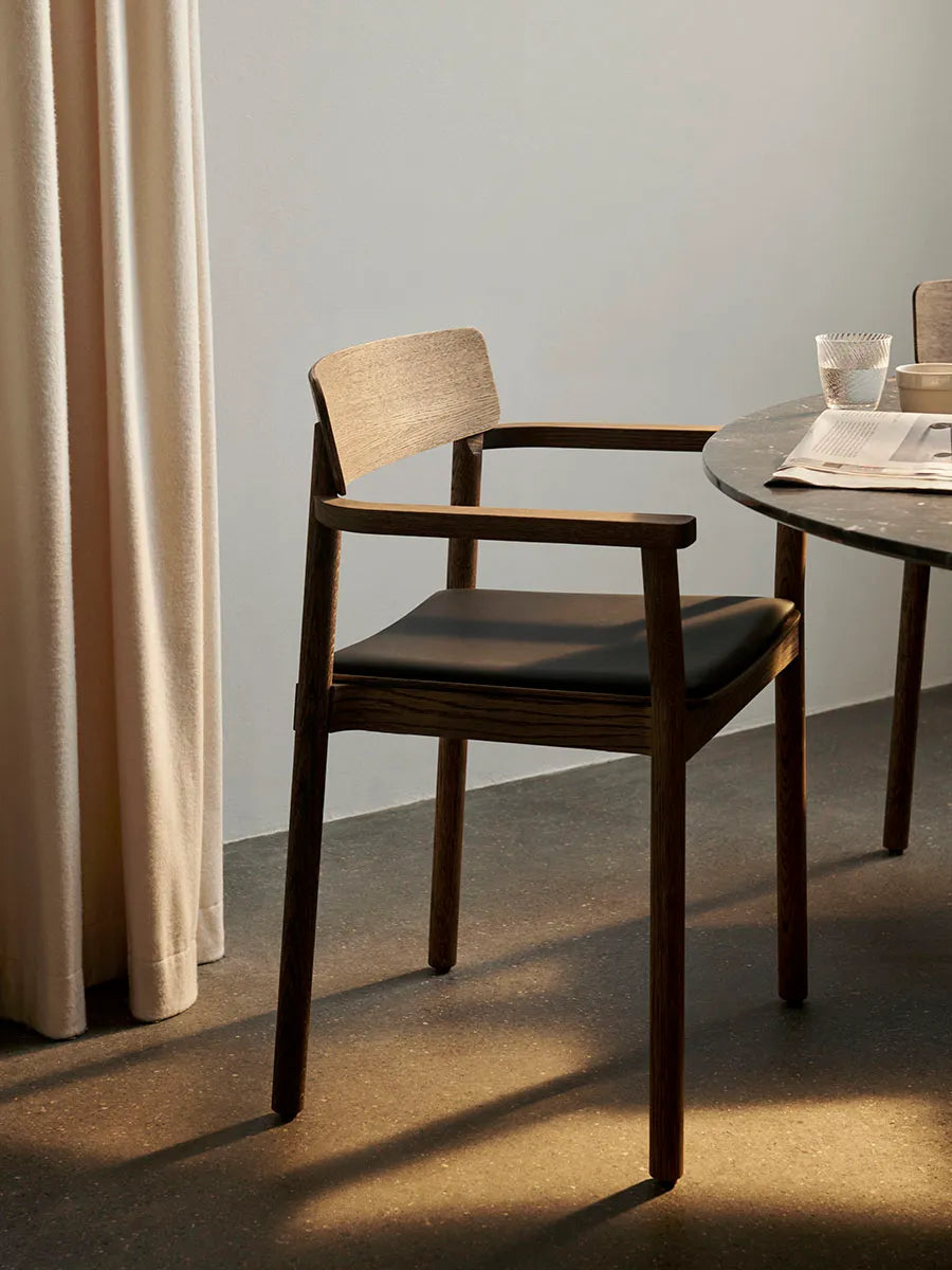 Betty TK11 Spisebordsstol, røget eg/sort læder fra &Tradition