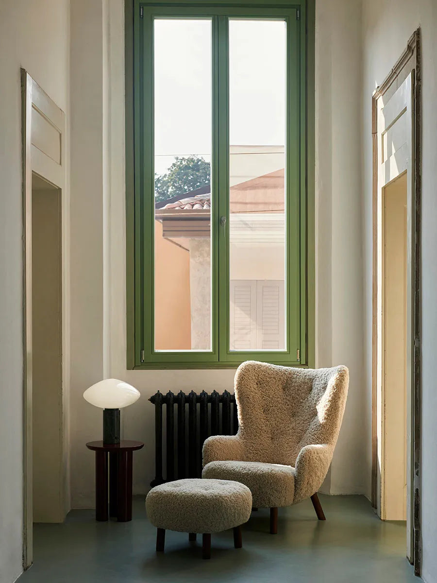 Petra VB3 Chair, moonlight sheepskin/oak fra &Tradition