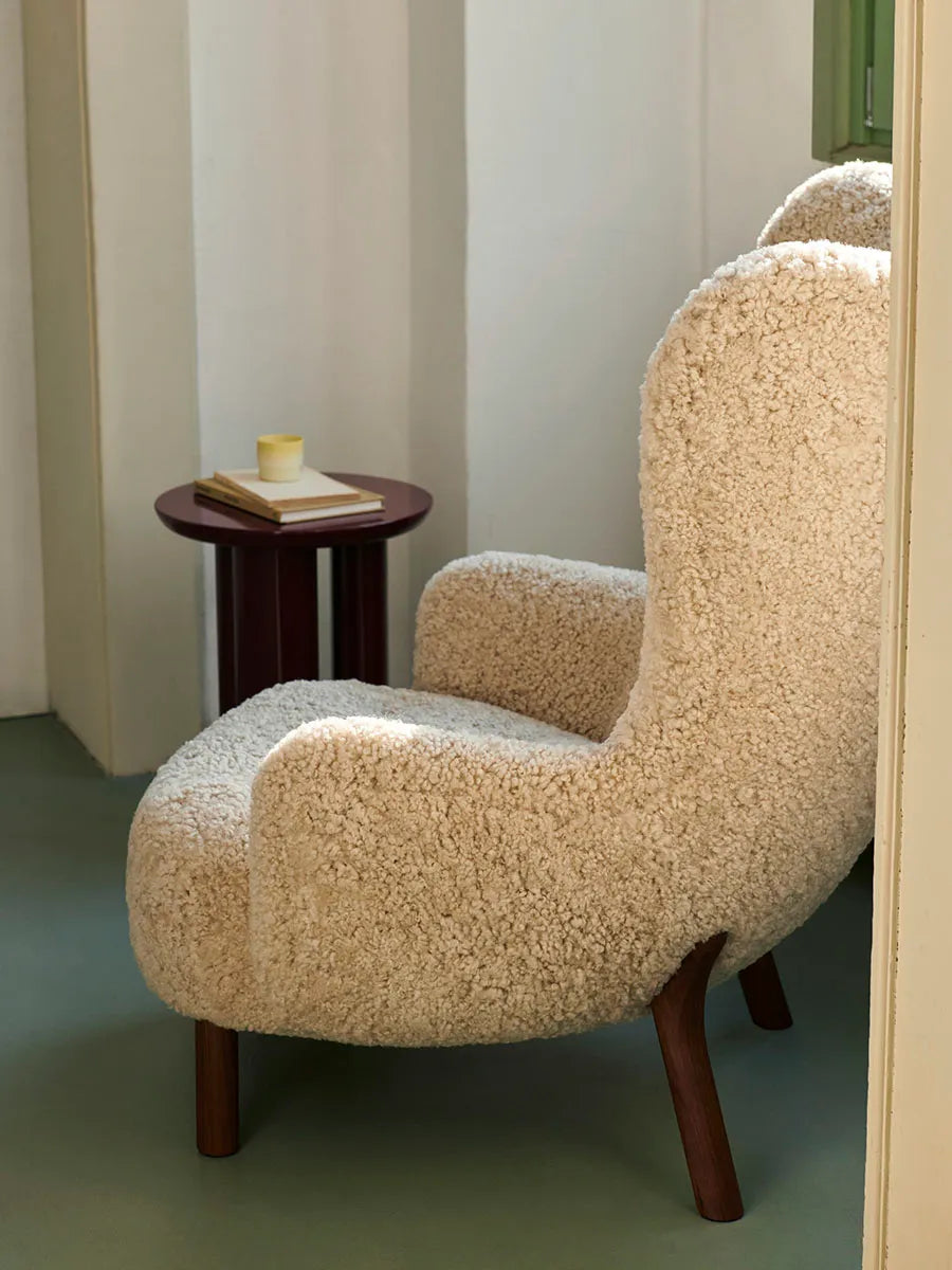 Petra VB3 Chair, moonlight sheepskin/walnut fra &Tradition