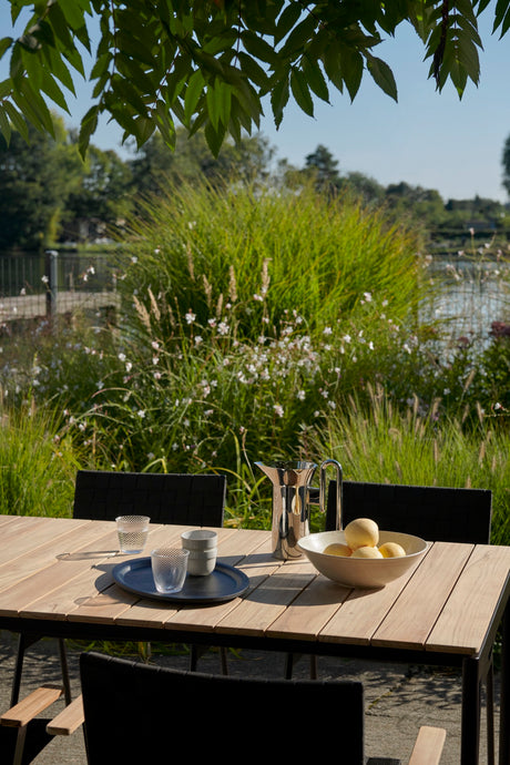 Ville havemøbelsæt i Teak & Warm Black med 1 bord og 4 stole fra &Tradition - 2 - Jacobsen Plus