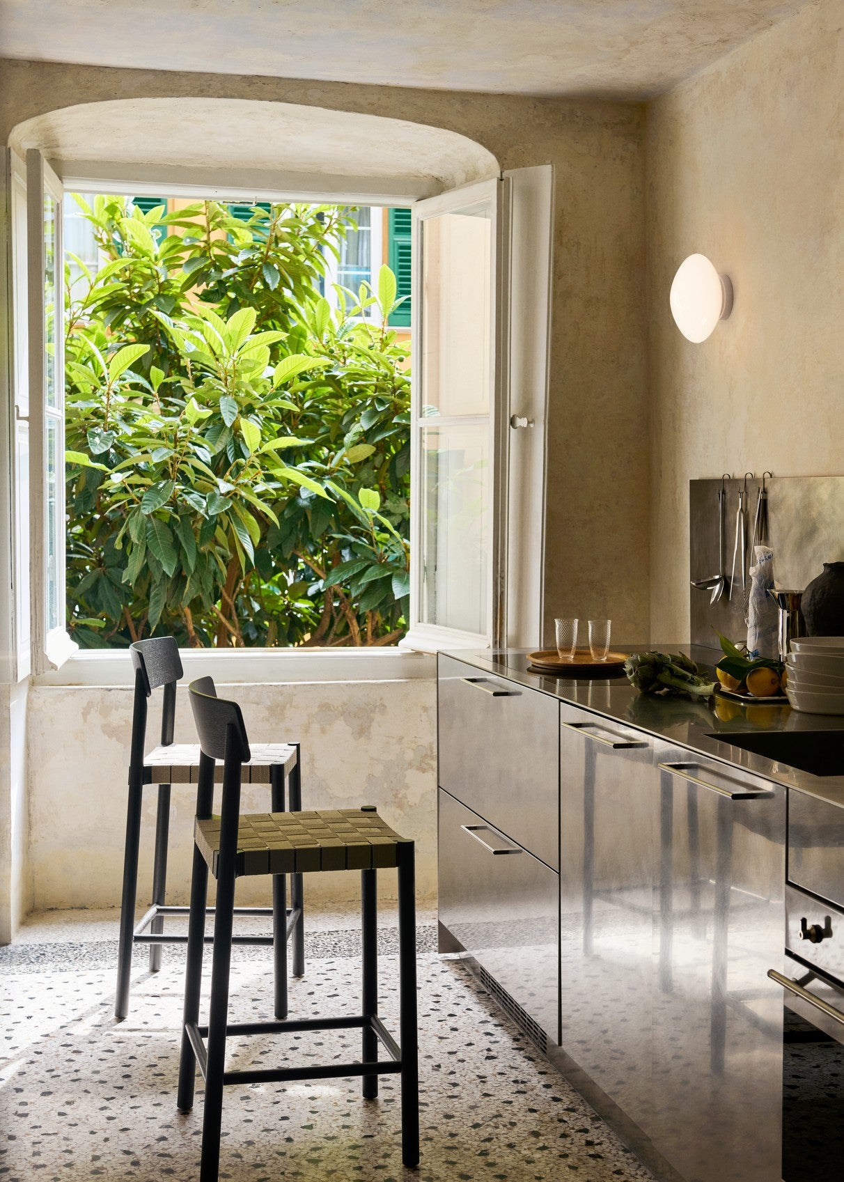 Betty TK12 counter barstol fra &Tradition