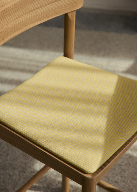 Betty TK17 Bar Chair fra &Tradition - Lakeret eg med Fuse 0421 - Jacobsen Plus