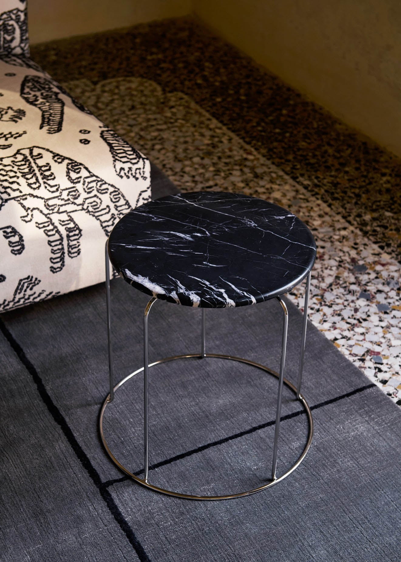 Wire Stool Marble Top VP11 af Verner Panton