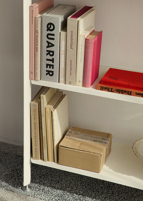 Rombe, Configuration A fra &Tradition - Alabaster w. Lacquered Oak shelves - Jacobsen Plus
