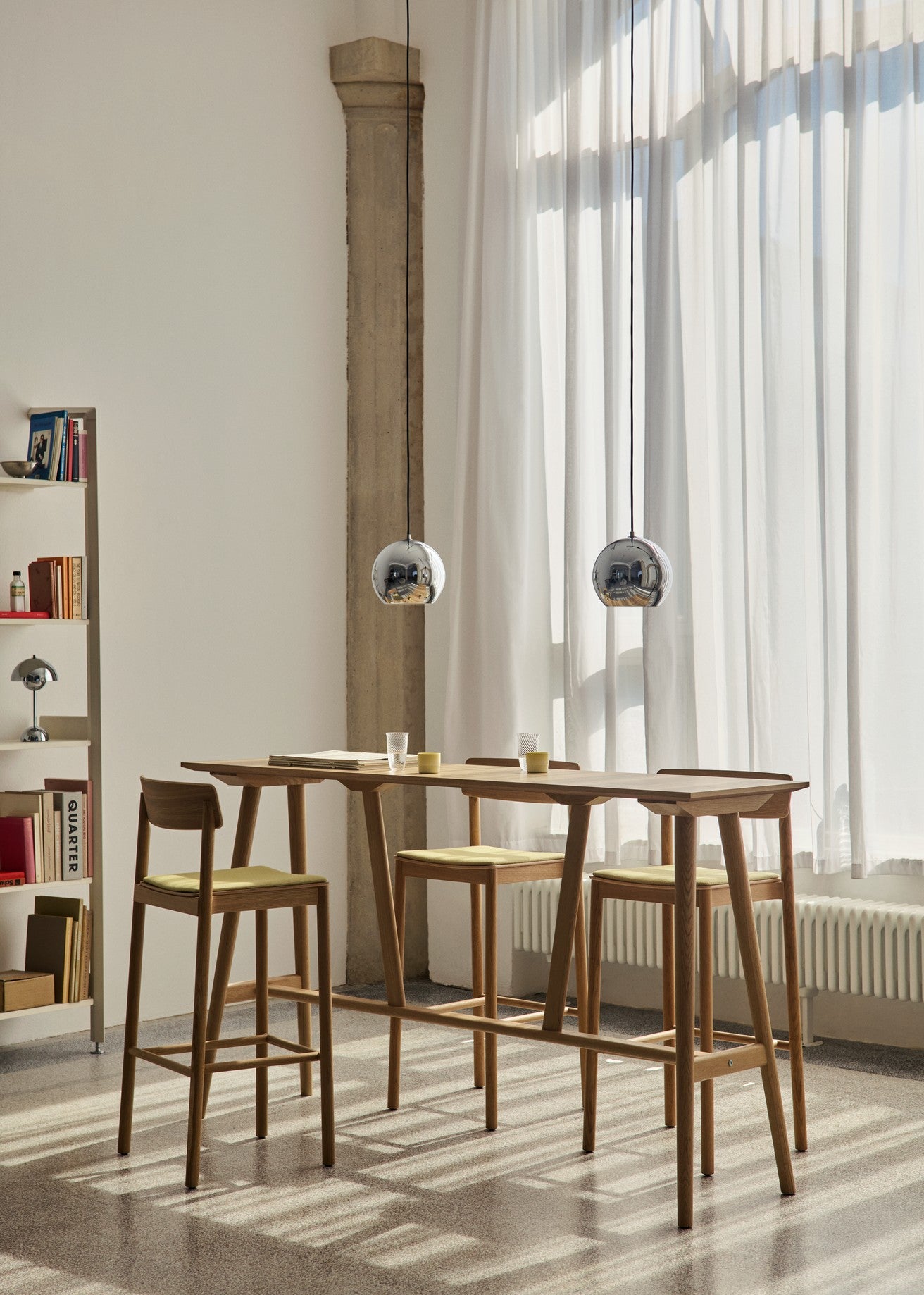 Betty TK17 Bar Chair fra &Tradition