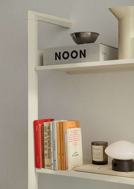 Rombe, Configuration A fra &Tradition - Alabaster w. Lacquered Oak shelves - Jacobsen Plus