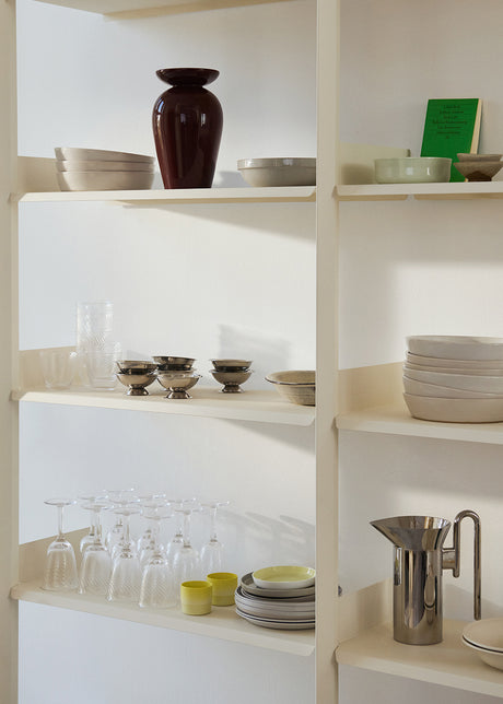Rombe, Configuration A fra &Tradition - Alabaster w. Lacquered Oak shelves - Jacobsen Plus