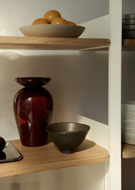 Rombe, Configuration C fra &Tradition - Alabaster w. Alabaster shelves - Jacobsen Plus