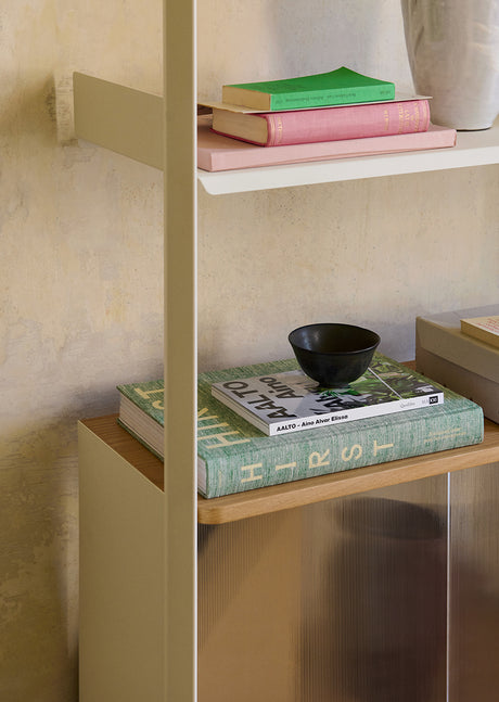 Rombe, Configuration E fra &Tradition - Alabaster w. Alabaster shelves - Jacobsen Plus