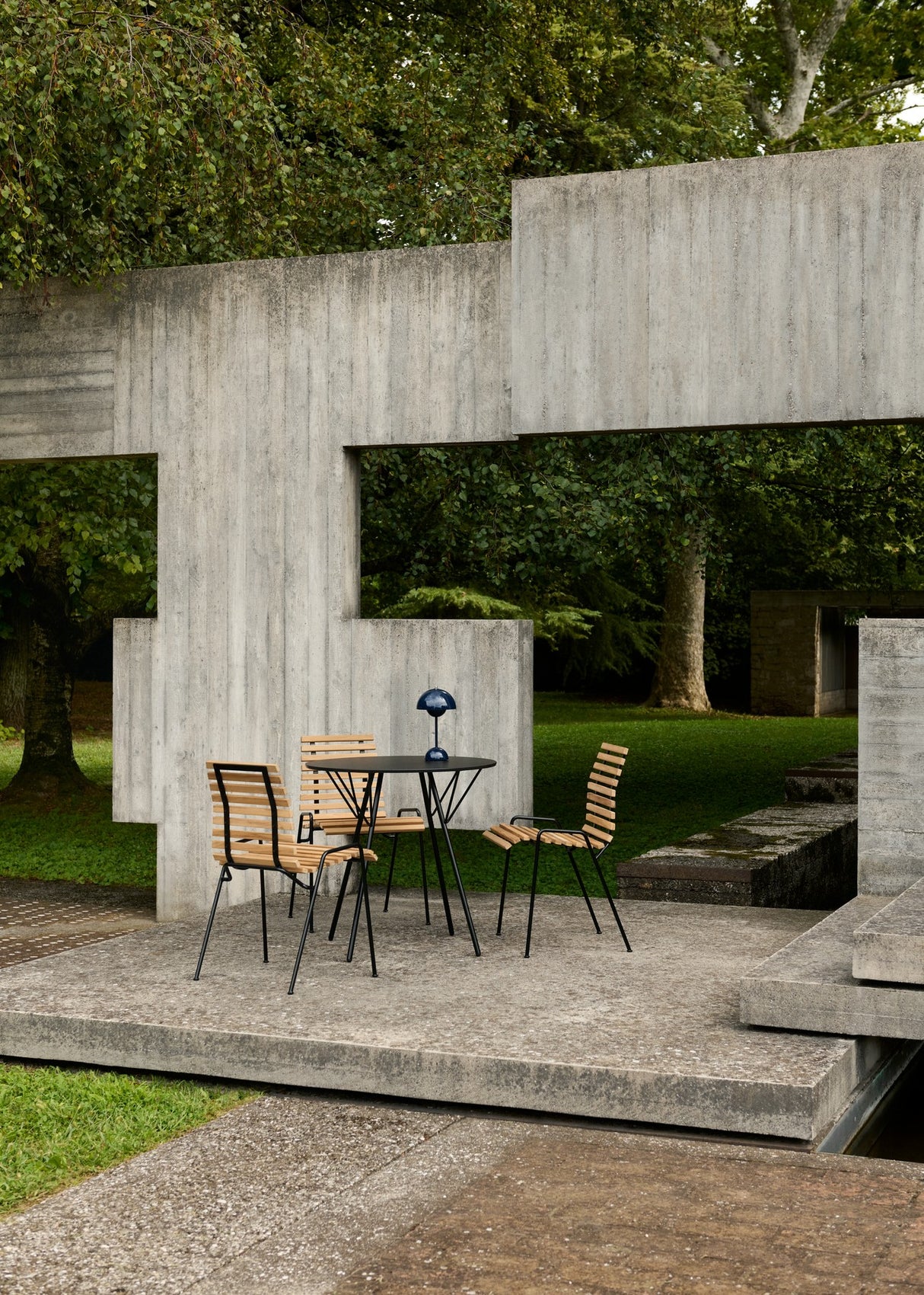RHF Terrace cafésæt i teak/sort med 2 stole og 1 bord fra &Tradition - 3 - Jacobsen Plus