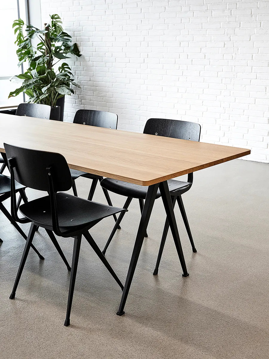 Pyramid 02 bord fra Hay