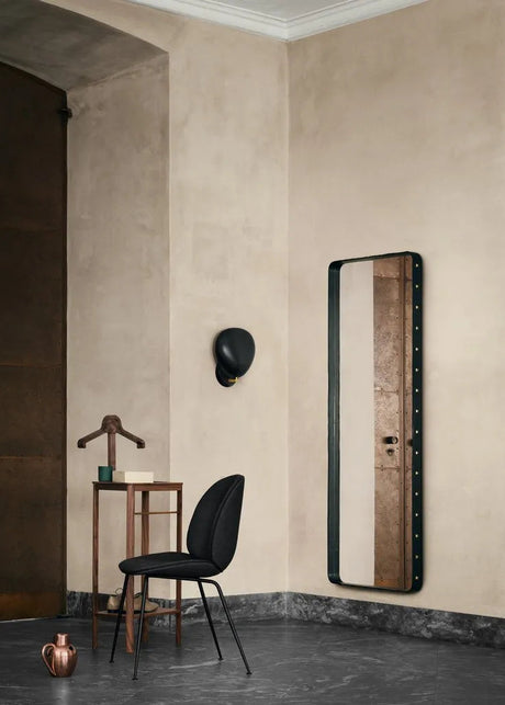 Beetle Chair, fuldpolstret fra GUBI - Prisgruppe 1 / Conic base / Black base - Jacobsen Plus
