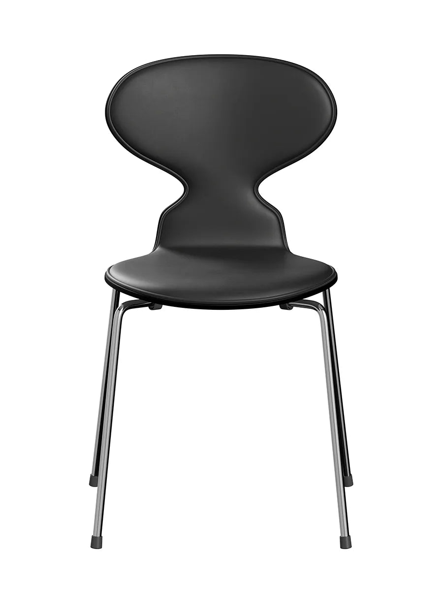 3101 Myren Stol, forsidepolstret af Arne Jacobsen - Sortfarvet ask-sort essential læder / Krom - Jacobsen Plus