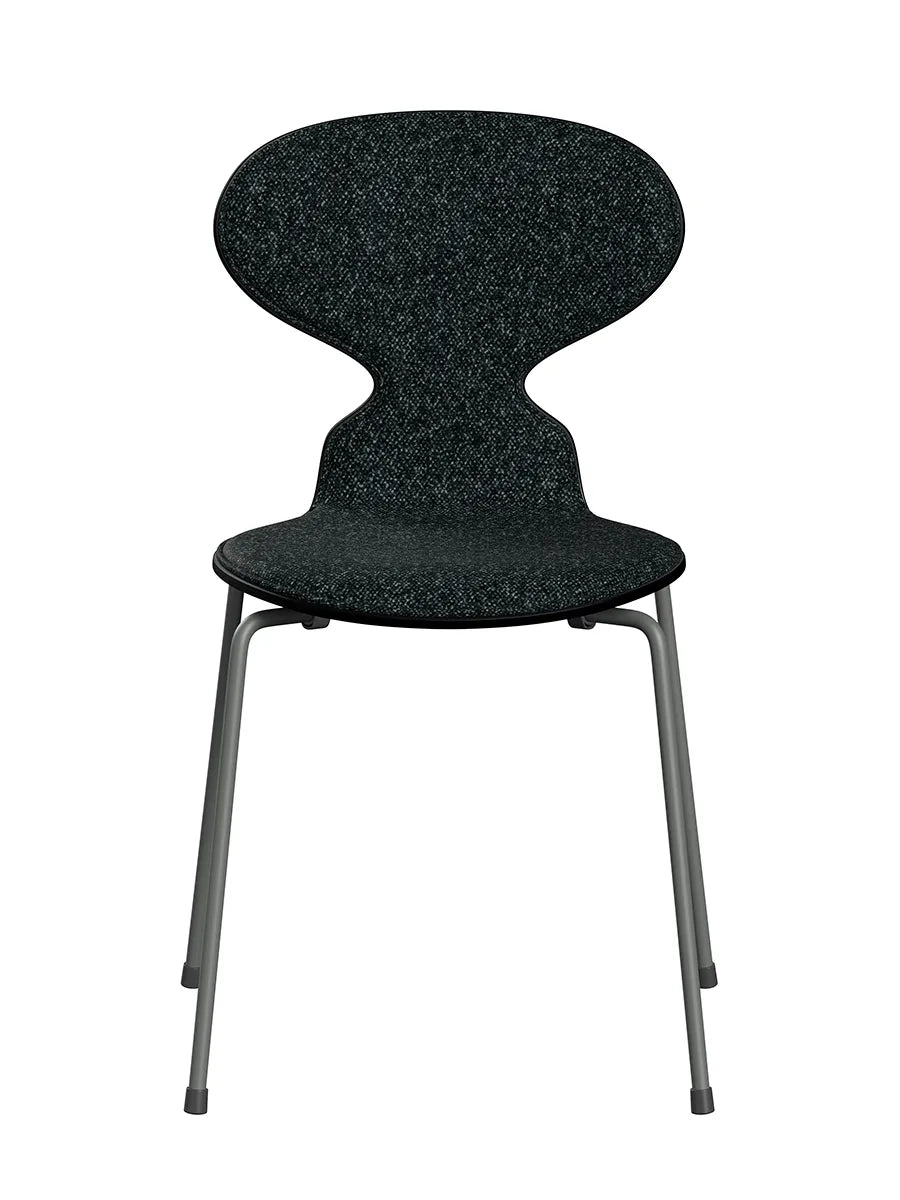 3101 Myren Stol, forsidepolstret af Arne Jacobsen - Sortfarvet ask-Vanir 193 tekstil / Silver Grey - Jacobsen Plus