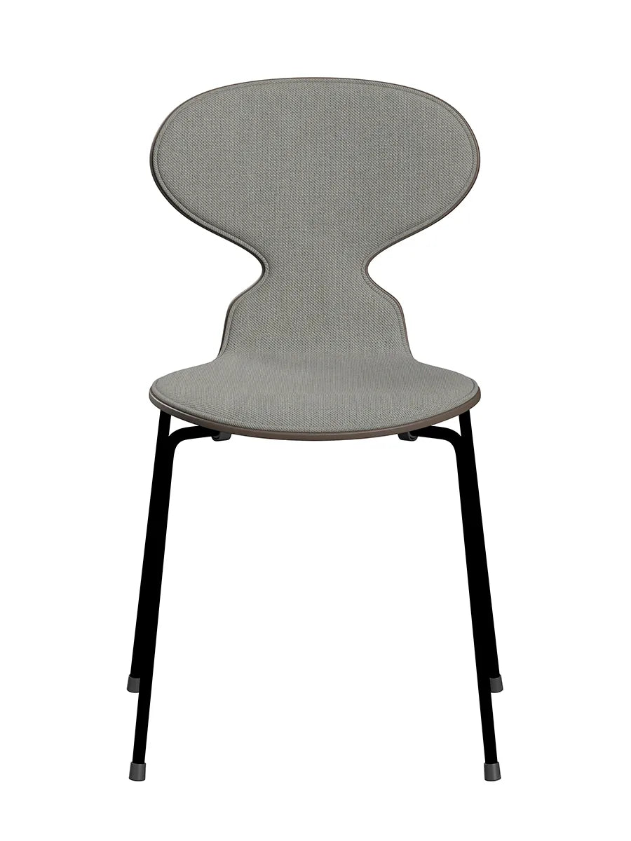 3101 Myren Stol, forsidepolstret af Arne Jacobsen - Deep Clay farvet ask-Sunniva 153 tekstil / Sort - Jacobsen Plus