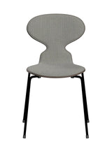 3101 Myren Stol, forsidepolstret af Arne Jacobsen - Deep Clay farvet ask-Sunniva 153 tekstil / Sort - Jacobsen Plus