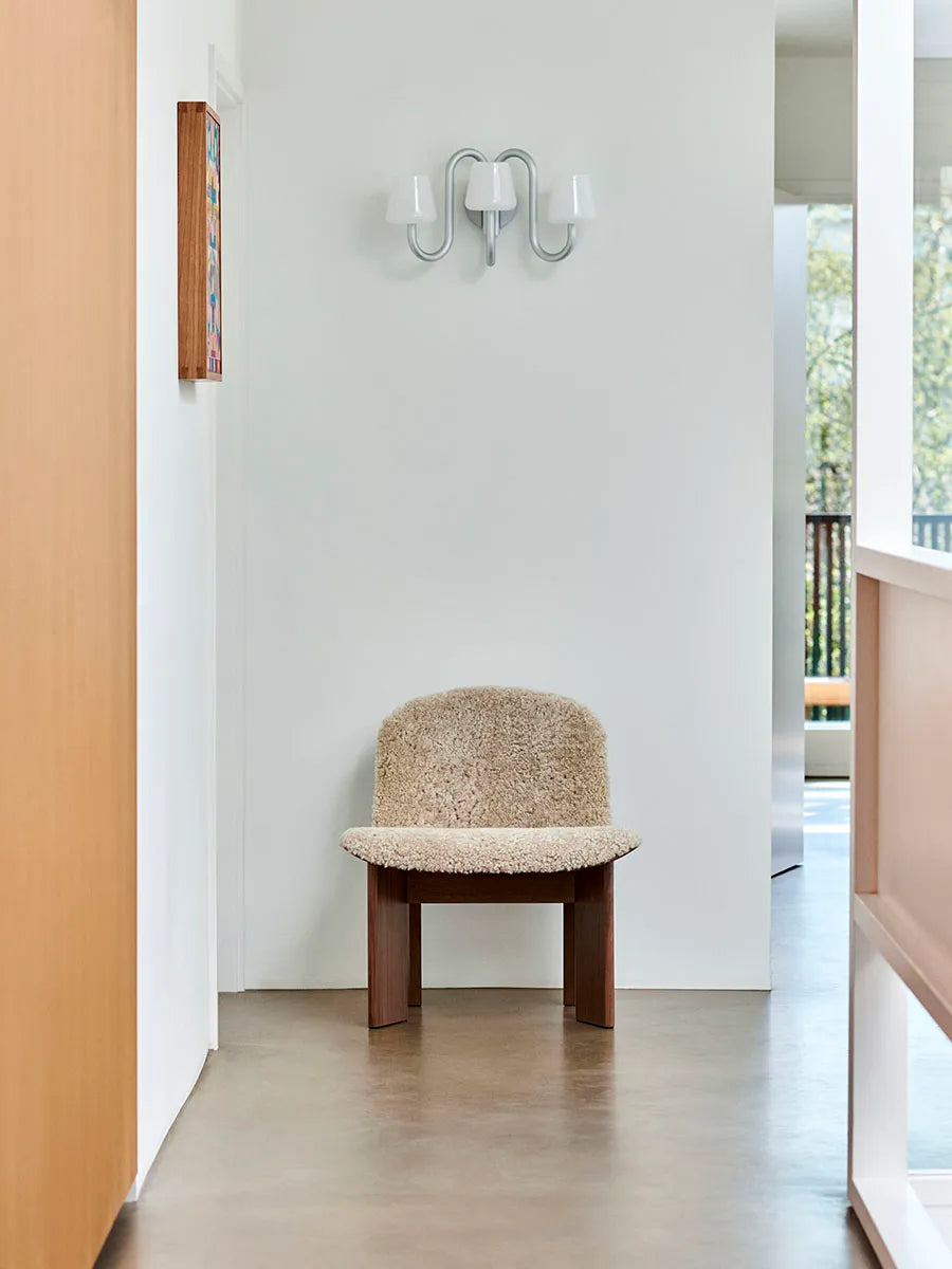 Apollo Wall Sconce, hvid opalglas fra Hay