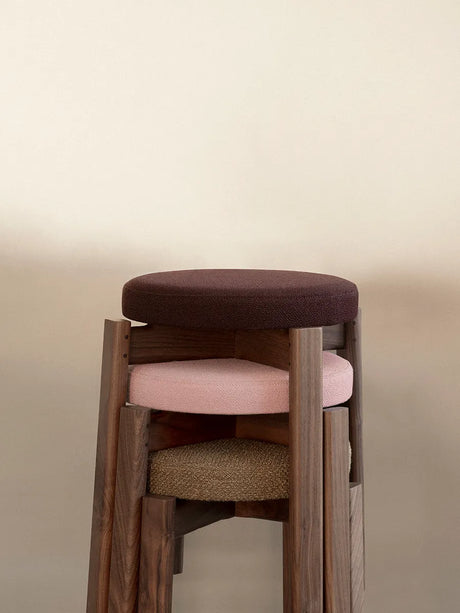 Passage Stool, upholstered fra Audo Copenhagen - Walnut - Vidar 0693 - Jacobsen Plus