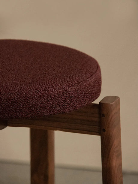 Passage Stool, upholstered fra Audo Copenhagen - Walnut - Vidar 0693 - Jacobsen Plus