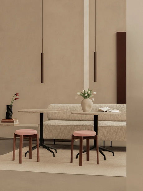 Passage Stool, upholstered fra Audo Copenhagen - Walnut - Vidar 0693 - Jacobsen Plus