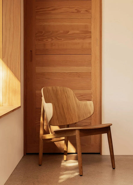 Audo Copenhagen - The Penguin Wooden loungestol - Natur eg - Jacobsen Plus