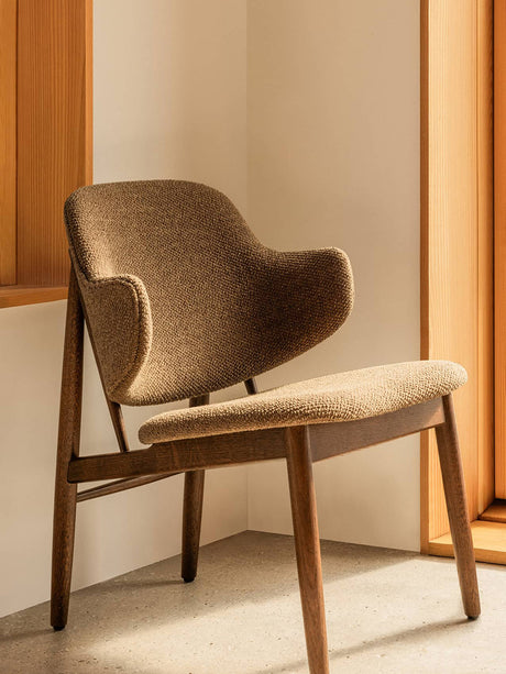 Audo Copenhagen - The Penguin Wooden loungestol, fuldpolstret - Rødbejdset eg - Logan Fossil (tekstil) - Jacobsen Plus