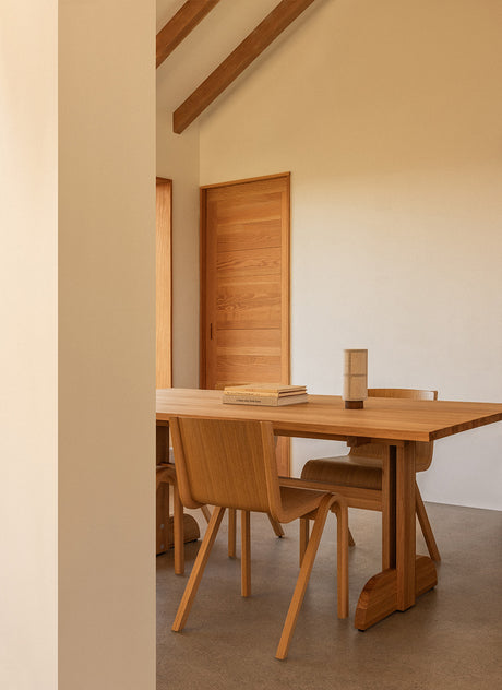 Audo Copenhagen - Puffin spisebord, 200 x 95 cm - Lakeret egefiner - Jacobsen Plus