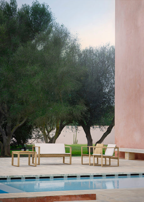 Bodil Kjær udendørs loungesæt i teak med 1 bord, 1 bænk og 2 loungestole inkl. hynder fra Carl Hansen & Søn - 2 - Jacobsen Plus