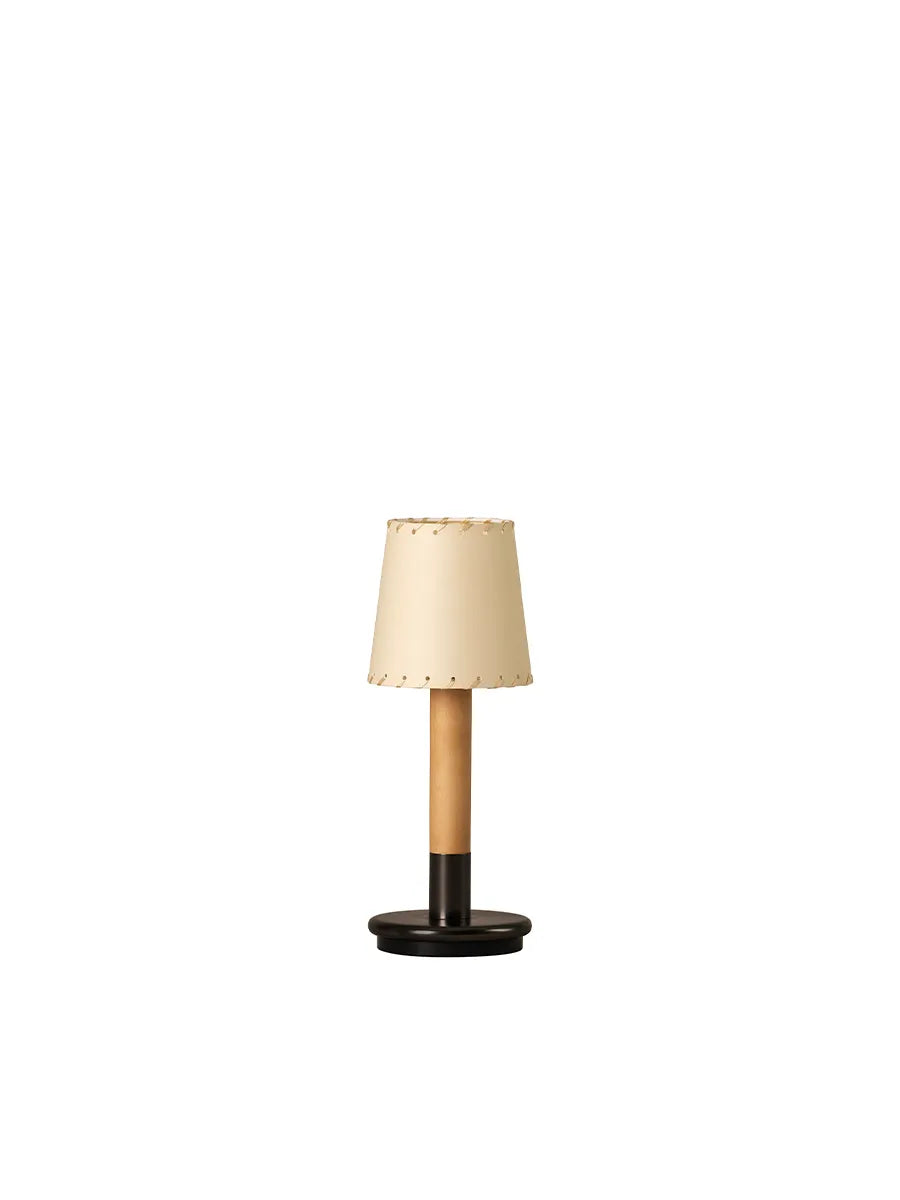 Básica Mínima Batería Lampe fra Santa and Cole - Stitched beige parchment - Jacobsen Plus