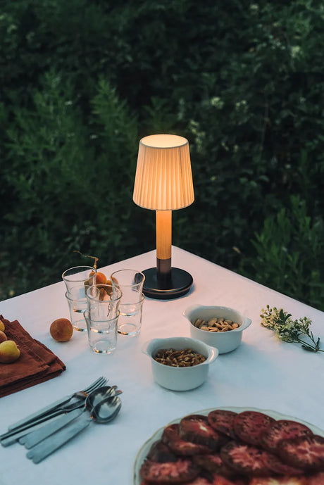 Básica Mínima Batería Lampe fra Santa and Cole - Stitched beige parchment - Jacobsen Plus