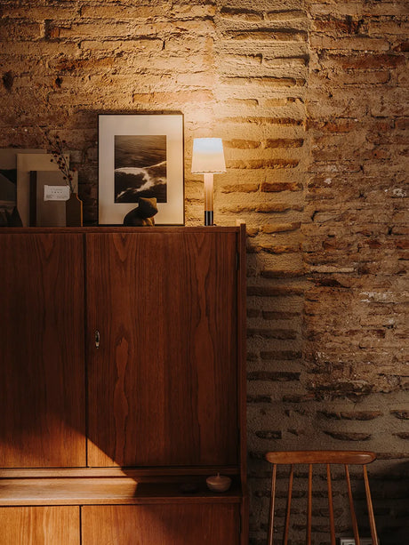 Básica Mínima Bordlampe fra Santa and Cole - Nickel - Jacobsen Plus