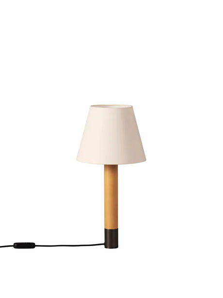 Básica M1 Bordlampe fra Santa and Cole - Stitched beige parchment / Bronze - Jacobsen Plus