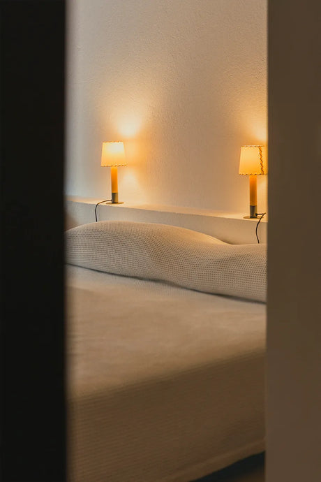 Básica Mínima Bordlampe fra Santa and Cole - Nickel - Jacobsen Plus