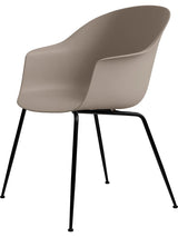 Bat Spisestol, conic base fra GUBI - Black base / New beige - Jacobsen Plus