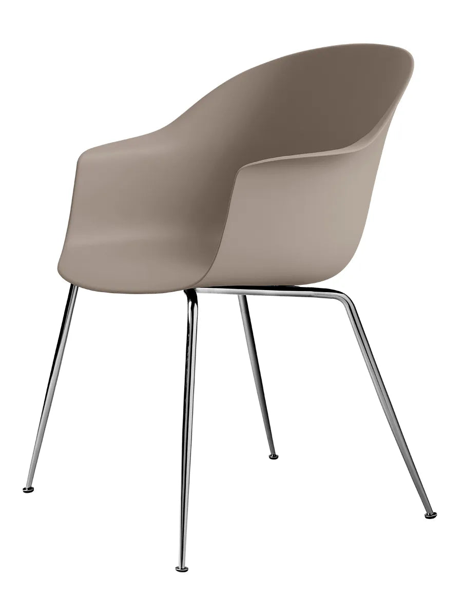 Bat Spisestol, conic base fra GUBI - Chrome base / New beige - Jacobsen Plus