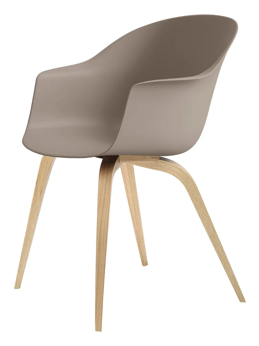 Bat Spisestol, wood base fra GUBI - Oak / New beige - Jacobsen Plus