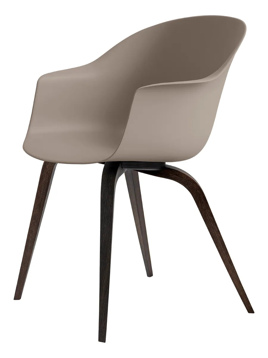 Bat Spisestol, wood base fra GUBI - Smoked oak / New beige - Jacobsen Plus