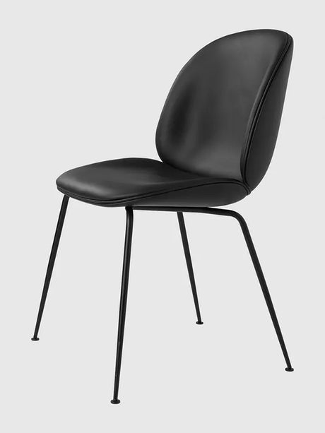 Beetle Chair, fuldpolstret fra GUBI - Prisgruppe 1 / Conic base / Black base - Jacobsen Plus